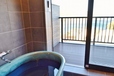 窓を開ければ半露天風呂気分も楽しめる