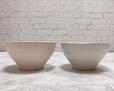 【ナチュラルキッチン】茶碗　飛鉋ピンク・ホワイト／各税込330円
