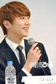 司会の話に笑顔を見せるジュン(U-KISS) / 『ON AIR～夜間飛行～』記者会見
