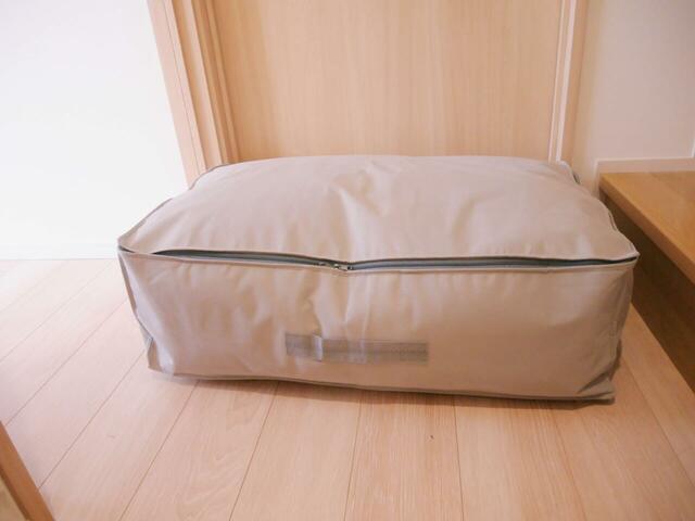 【ベルメゾン　省スペースで収納できる来客用布団セット(6点)｜￥9,990 （税込）】元々のセットの枕、掛け布団、敷布団、敷布団カバーの他、薄手の掛け布団がさらに2枚、小さく畳んだシーツが3枚入りました！収納の半分ほどの布団が入ってスッキリ