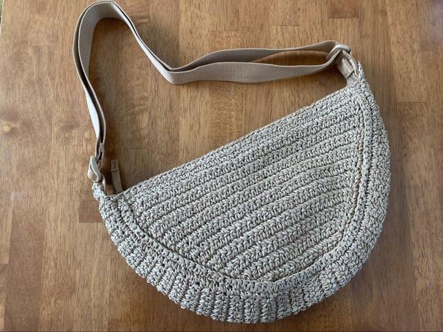 【UNIQLO ラウンドミニクロシェバッグ】バッグの中にはポケットが2つ。小物が迷子にならないのも高ポイント