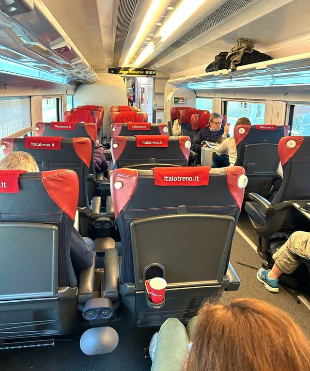 成田エクスプレスを思わせるイタロの赤と黒の座席。リクライニングシート周辺にはトレイ、カップホルダー、各種電源を完備