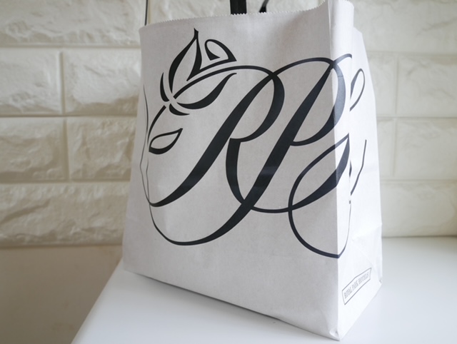 ホテルのロゴ入りショッパー