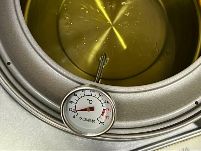 【揚げてお仕舞い】温度計は先端が油の中に入るようになっています