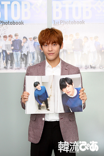 BTOBミンヒョク＠初フォトブック発売記念サイン会　お気に入りのページを開いてパチリ！
