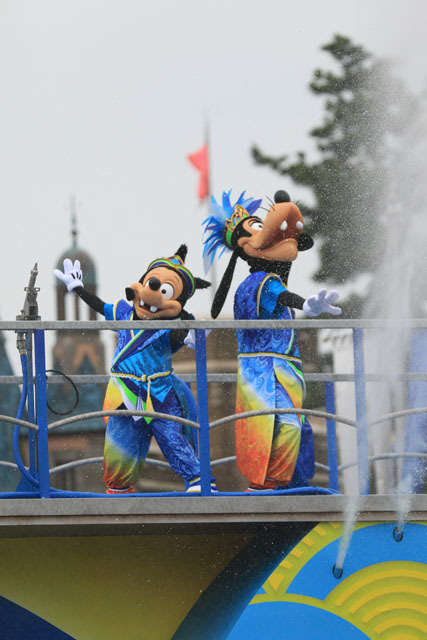 ずぶ濡れエンターテイメント「雅涼群舞」／TDL「ディズニー夏祭り」2015（撮影：YOSHI）