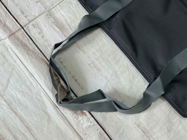 持ち手は長めなため、これから厚手のアウターを着てもラクラク肩がけが出来ます