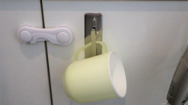 【IKEA クングスフォルス】磁石補助プレートを貼り付けて、コップを引っ掛け収納