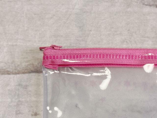 ファスナーのカラーが異なります