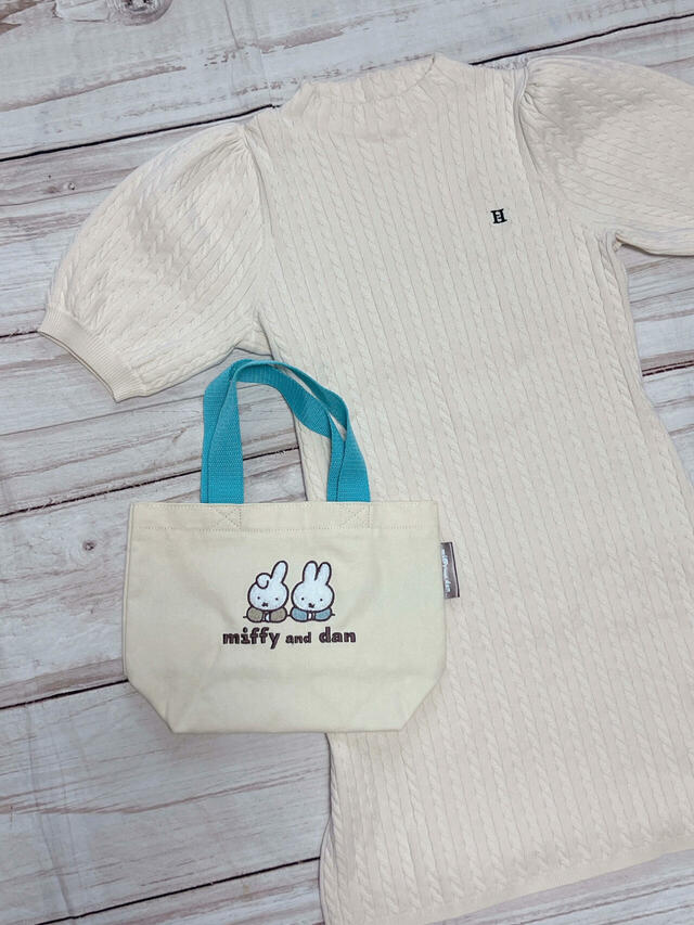 オフホワイトのニットミニドレスに合わせてもかわいい♪