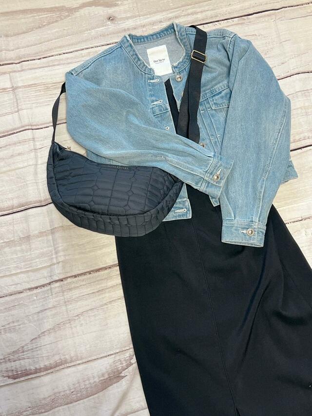 ドレスをカジュアルダウンしたスタイルに合わせても◎