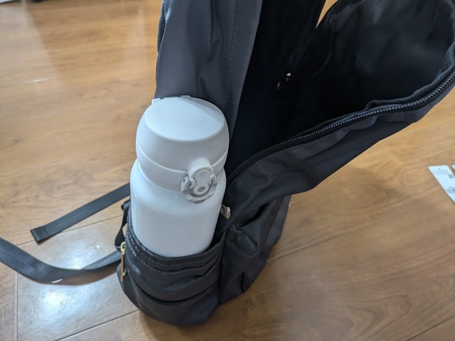 【coca ママリュック】外ポケットは5か所。500mlペットボトルはもちろん、やや大きめの750mlの水筒にもちょうどよい大きさでした