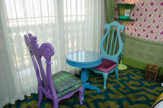 東京ディズニーランドホテル「ディズニーふしぎの国のアリスルーム」©Disney