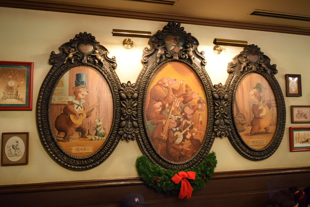 待合室には熊たちの肖像画がズラリ。