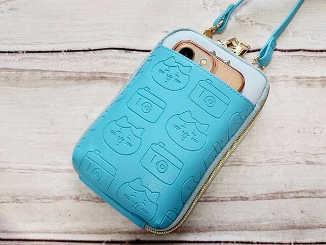 【ファッションセンターしまむら】「ちいかわ」レディース　ショルダーバッグ（ハチワレ）外側のフロントポケットにもスマホが入りますが、ハチワレのお顔が見えなくなってしまいます