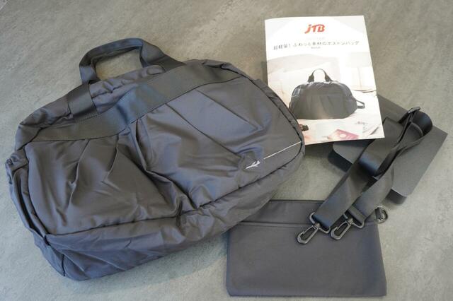 バッグ、底板、ショルダーストラップ、リーフレットが入っている