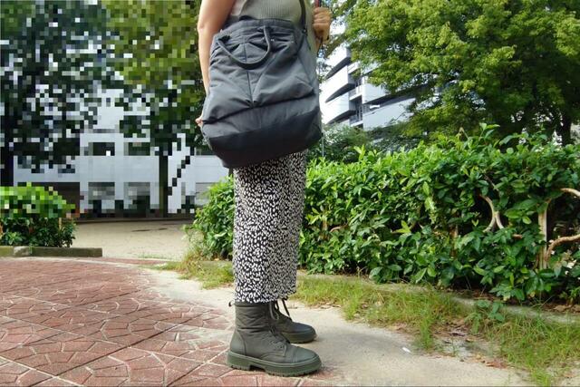 【ユニクロC 2WAYユーティリティバッグ】大容量バッグはかさばってしまうこともありますが、これは使わないときにはマチから折って平らにしておけるのもいいところ♪