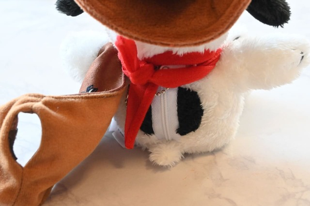 【『SNOOPY 2026 午 カウボーイスヌーピーのぬいぐるみポーチ BOOK』（宝島社）】ウエスタンベストの下にチャックが隠されています
