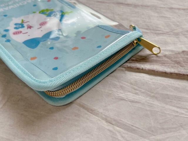 ゴールドのファスナーで開閉する仕様