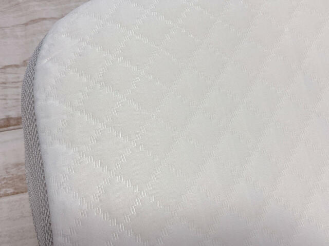 専用の枕カバーが付属しています。洗濯機でのお手入れが可能で、表地は抗菌防臭加工付き!