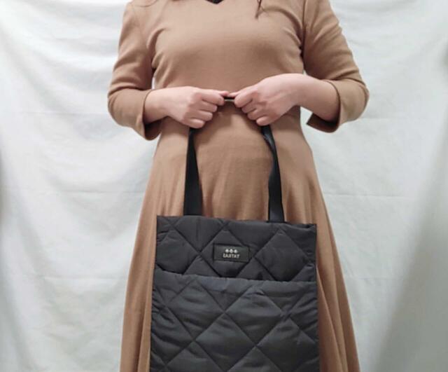 落ち着いたデザインなので、フェミニンなコーデにも