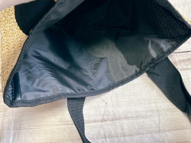内側はポリエステル生地の裏地付き。ポケットなどはない仕様