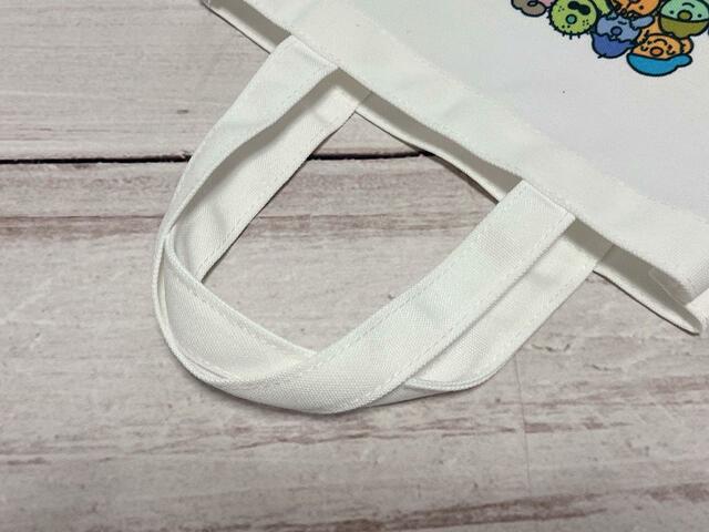 持ち手は肘にかけて持てる長さ