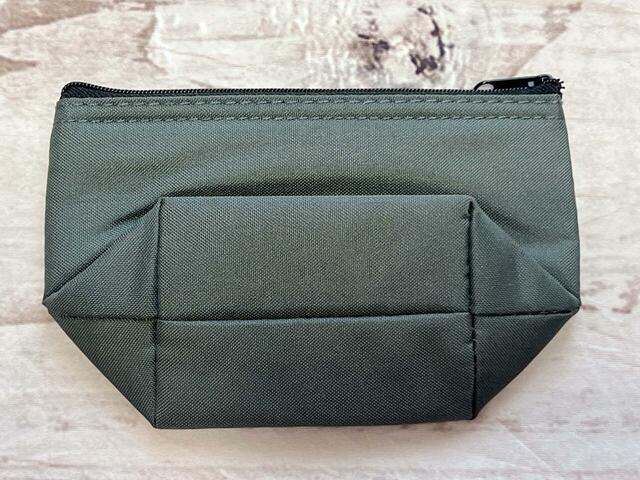 バックは装飾がないシンプルなデザイン