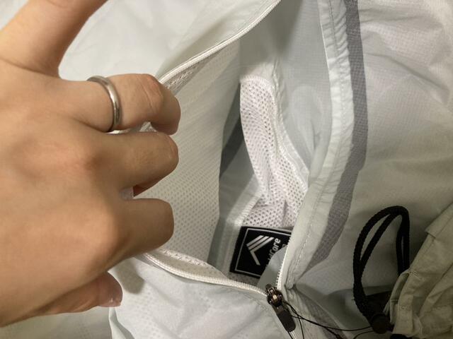 【ワークマン 透湿レインパーカーポンチョ】大きなポケット付きで収納力もある