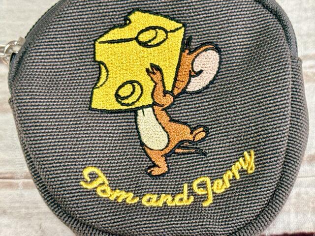 チーズでお顔を隠しているジェリーがかわいい!刺繍も美しくクオリティ◎