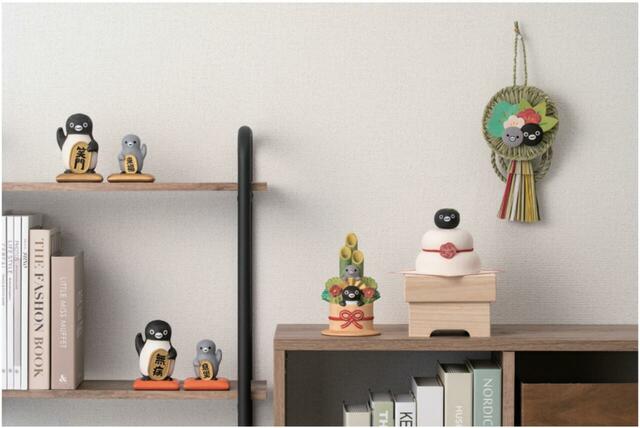 「Suicaのペンギン」人気の木彫りシリーズに門松としめ縄飾りが仲間入り！招きSuicaのペンギンは２つの新デザインが登場！