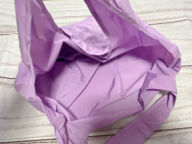 内側はポケットがないシンプルな作り