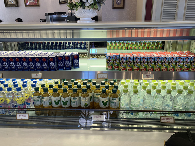 ドリンクコーナーも充実。自分で好きなものを取って、パンと一緒に会計します。こちらに激安グルメが…！？