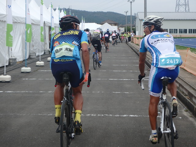 ツール・ド・東北2015／トライアスリートの白戸太朗氏は、仲間と笑顔で会話しながらゴール！