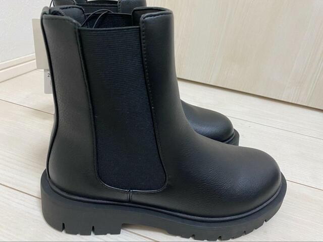 【ユニクロ　コンフィールタッチサイドゴアショートブーツ】伸縮性があり、立ったままでも脱げます