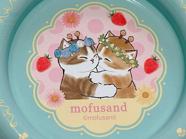 ハグしているふたりのミツバチにゃんがかわいすぎる…！背景のドット柄もキュート♪