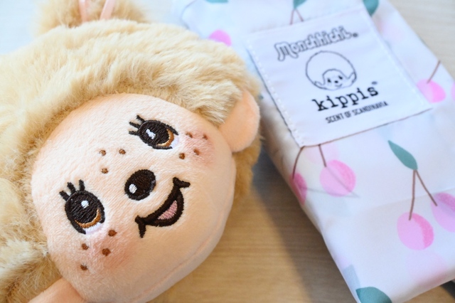 【『モンチッチ×kippis ぬいぐるみチャーム付きエコバッグ』(宝島社)】全体的にガーリーなデザインで、たまらなく癒される~~~!