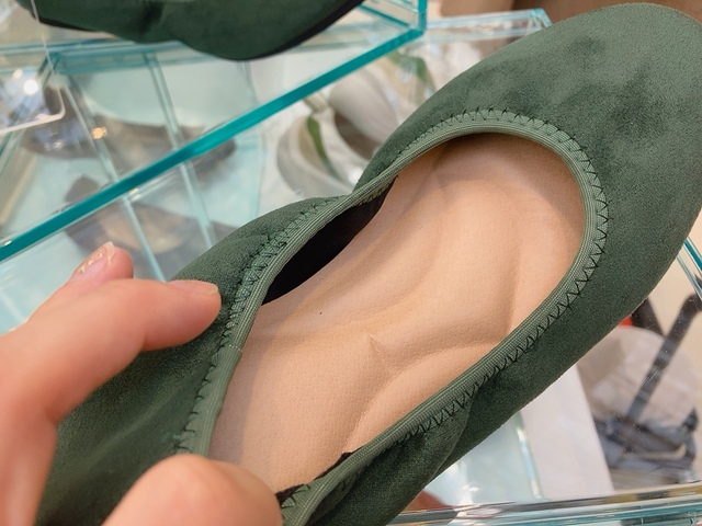 【ワークマン 雲の上パンプス スエード調】控えめながらも洗練された印象