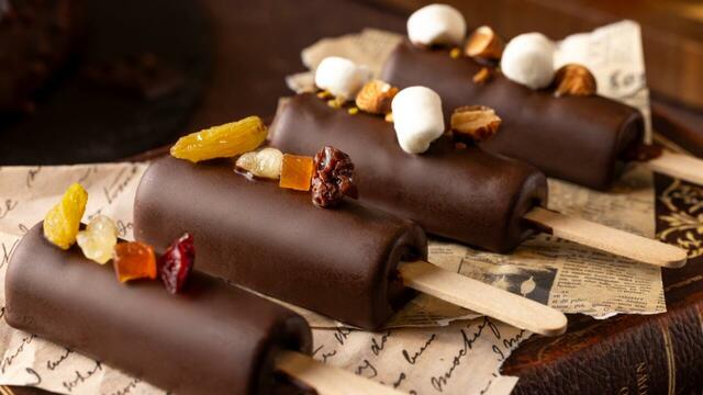 「キャンディーショコラ」<期間:2026年1月5日〜3月13日>【“苺の赤”と“チョコレートの黒”を融合させた五感で楽しむ「ストロベリー&ショコラスイーツブッフェ」が、2026年1月5日よりスタート!】