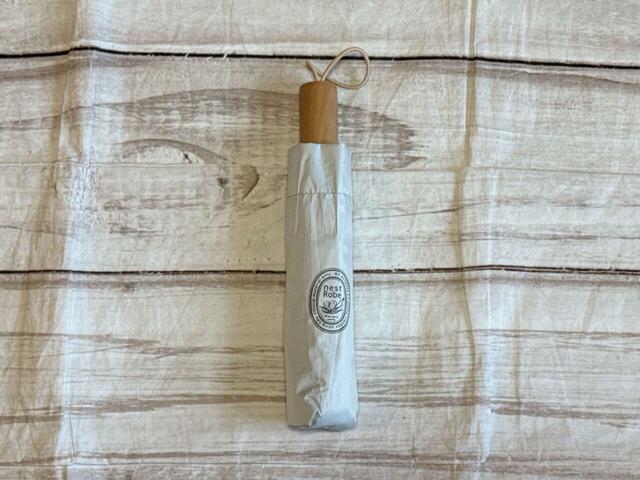 ホワイトカラーが爽やかな折りたたみの晴雨兼用傘