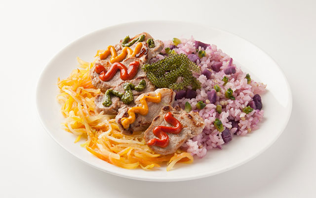 “マヨ1”グランプリ決勝進出したゴーヤーライスとアグ―彩りマヨソースかけ（沖縄県代表）