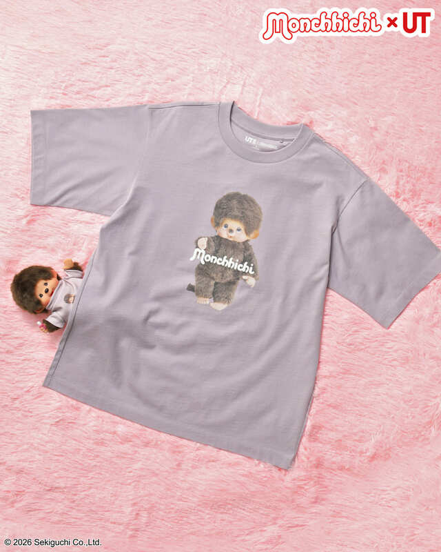 【ユニクロ×モンチッチ】モンチッチ UT/リラックスフィット（1,990円）／フロントに青い目をした昔のモンチッチとロゴがプリントされたパープル