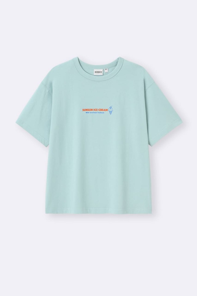【GU×パペットスンスン】「グラフィックT パペットスンスン」1,490円／フロント部分もシンプルだけど遊び心ある！