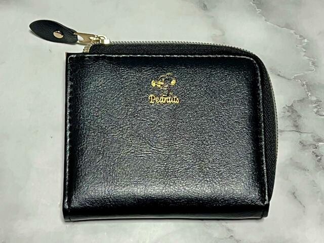 スヌーピーのワンポイントデザインが上品でシックなコンパクトウォレット！