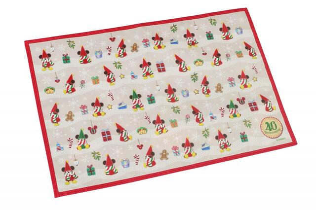 スーベニアランチョンマット 対象メニューにプラス800円｜「ディズニー・クリスマス」スペシャルメニュー｜東京ディズニーリゾート40周年“ドリームゴーラウンド”｜販売店舗：東京ディズニーランド「グランマ・サラのキッチン」、東京ディズニーシー「カフェ・ポルトフィーノ」｜販売期間：2023年11月1日（水）〜12月25日（月）