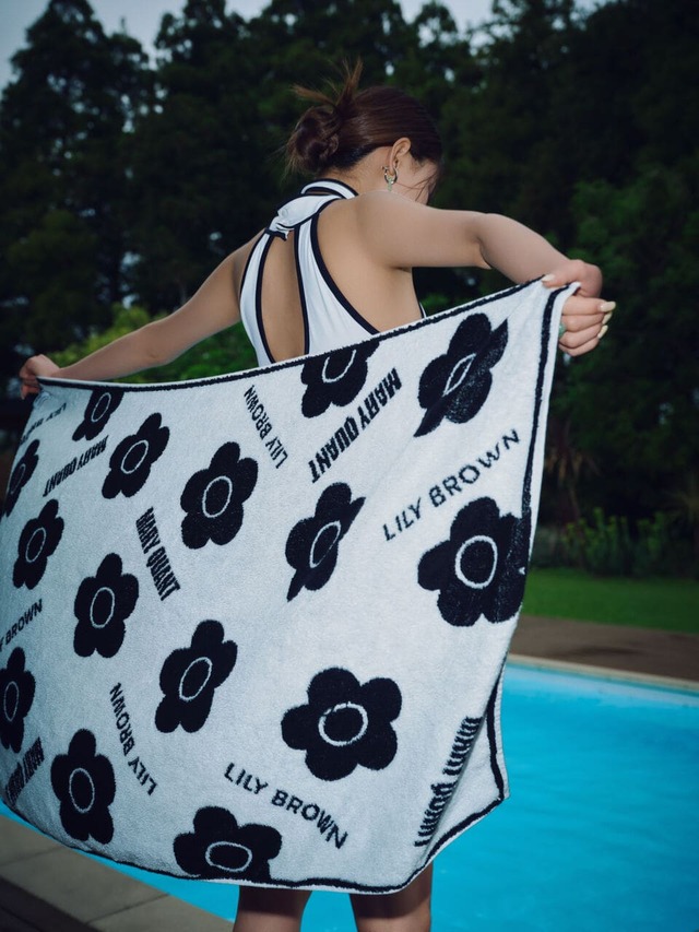【LILY BROWN×MARY QUANT】ビーチに映える⼤胆なデイジーをあしらったタオル