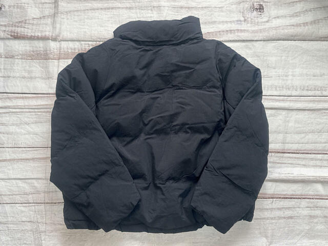 バックスタイルも装飾がないシンプルなデザイン