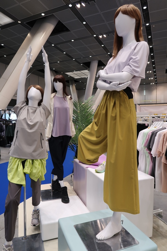 スポーティーやエレガントなスタイルのアパレルもあり