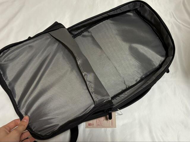 【3COINS  4パーテーション2WAYリュック／MENS】ファスナー付きポケットは全部で4つ！こちらは前側のメイン収納部です