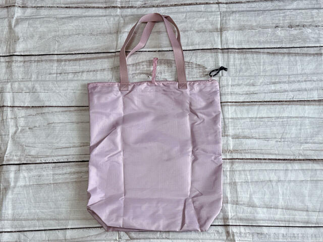 背面は装飾がないシンプルなデザイン